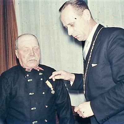 026 7 Januari 1958 Kee Krijgt De Orde
