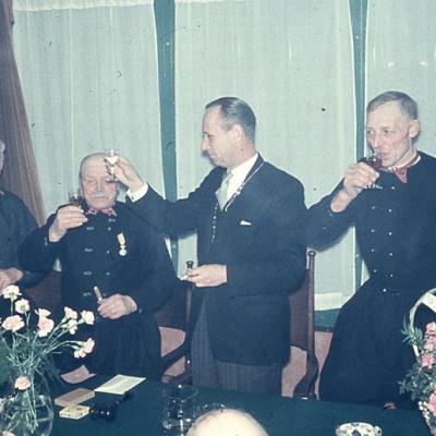 029 7 Januari 1958 De Wethouders Kes En Zeeman Drinken Op Gezondheid Van Kee