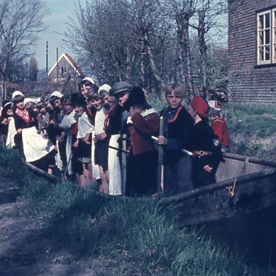 034 Mei 1956 Kinderen Spelen Historisch Spel Kopie