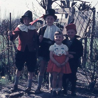 035 Mei 1956 Kinderen Spelen Historisch Spel Kopie