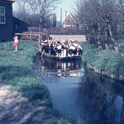 036 Mei 1956 Kinderen Historisch Varen In Sloot Bij Clubhuis Kopie
