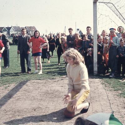 069 30 April 1958 Damesvoetbal