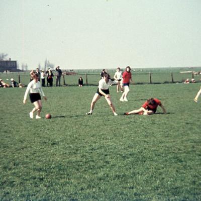 071 30 April 1958 Damesvoetbal