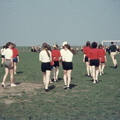 073 30 April 1958 Damesvoetbal