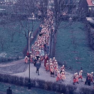 081 30 April 1956 De Optocht Trekt Naar Clubhuis Kopie