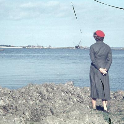 100 Oktober 1957 Stance En Marie Bootsman Kijken Naar Dijkbouw
