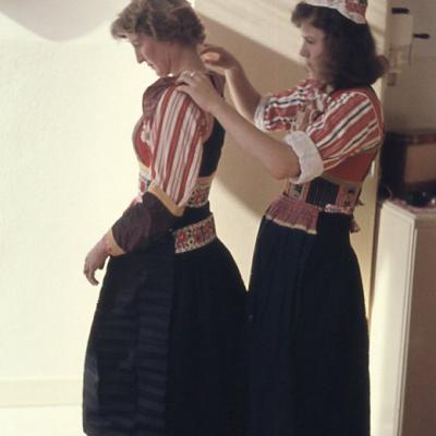 101 17 Oktober 1957 Stance Wordt Gekleed Voor Dijksluiting Door Marie Bootsman