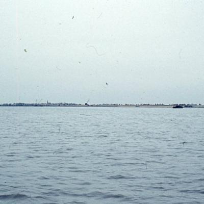 103 17 Oktober 1957 De Markers Keren Huiswaarts Over De Dijk