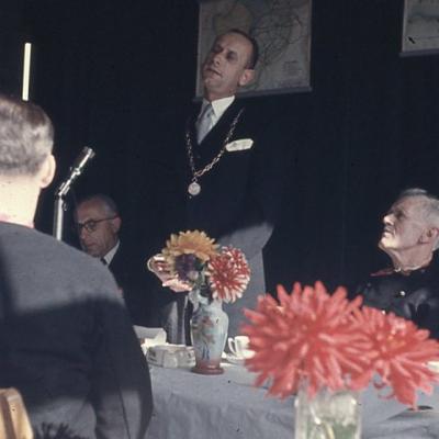 104 17 Oktober 1957 Dijksluiting Toespraak Burgemeester Van Hout In Clubhuis