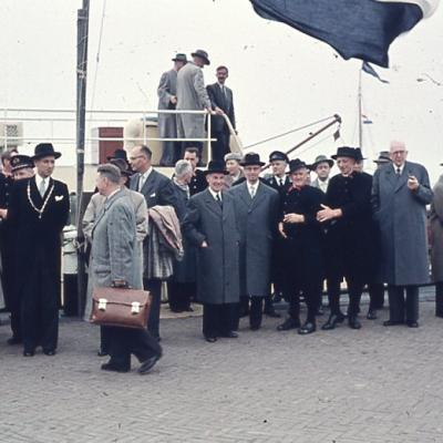107 17 Oktober 1957 De Autoriteiten O.a. De Commissaris Van De Koningin